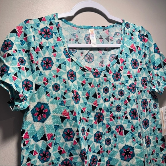 LulaRoe Classic T, Short Sleeve, Scoop Neck Flowy, High-Low Hem S (or M 6-8) NWT - Picture 7 of 13